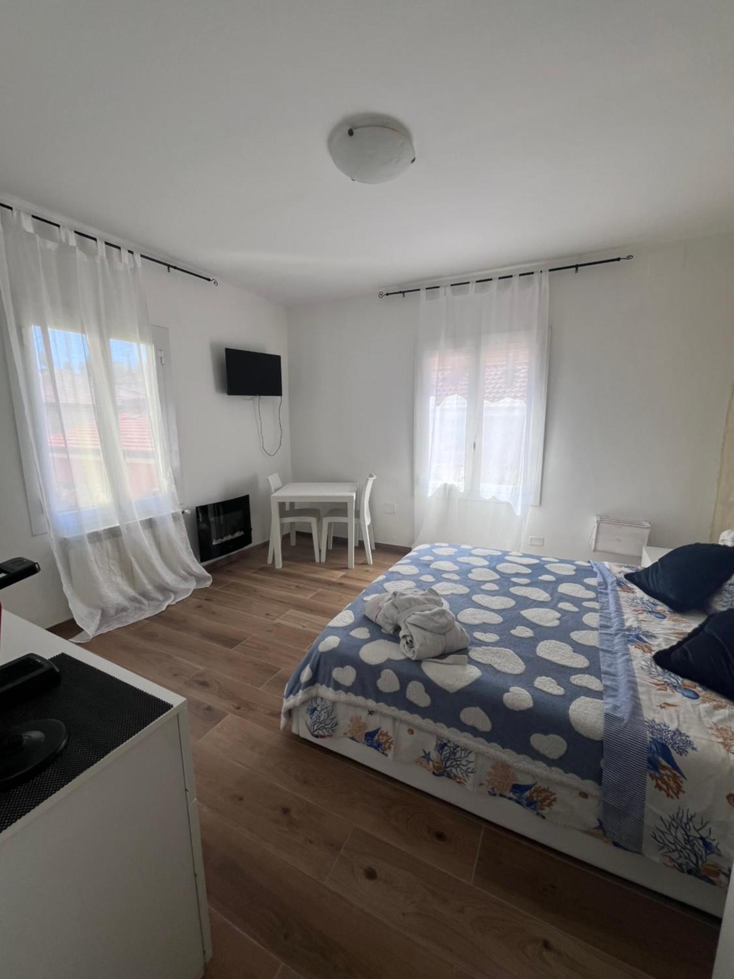 La Casa Del Giglio Hotel Albenga Buitenkant foto