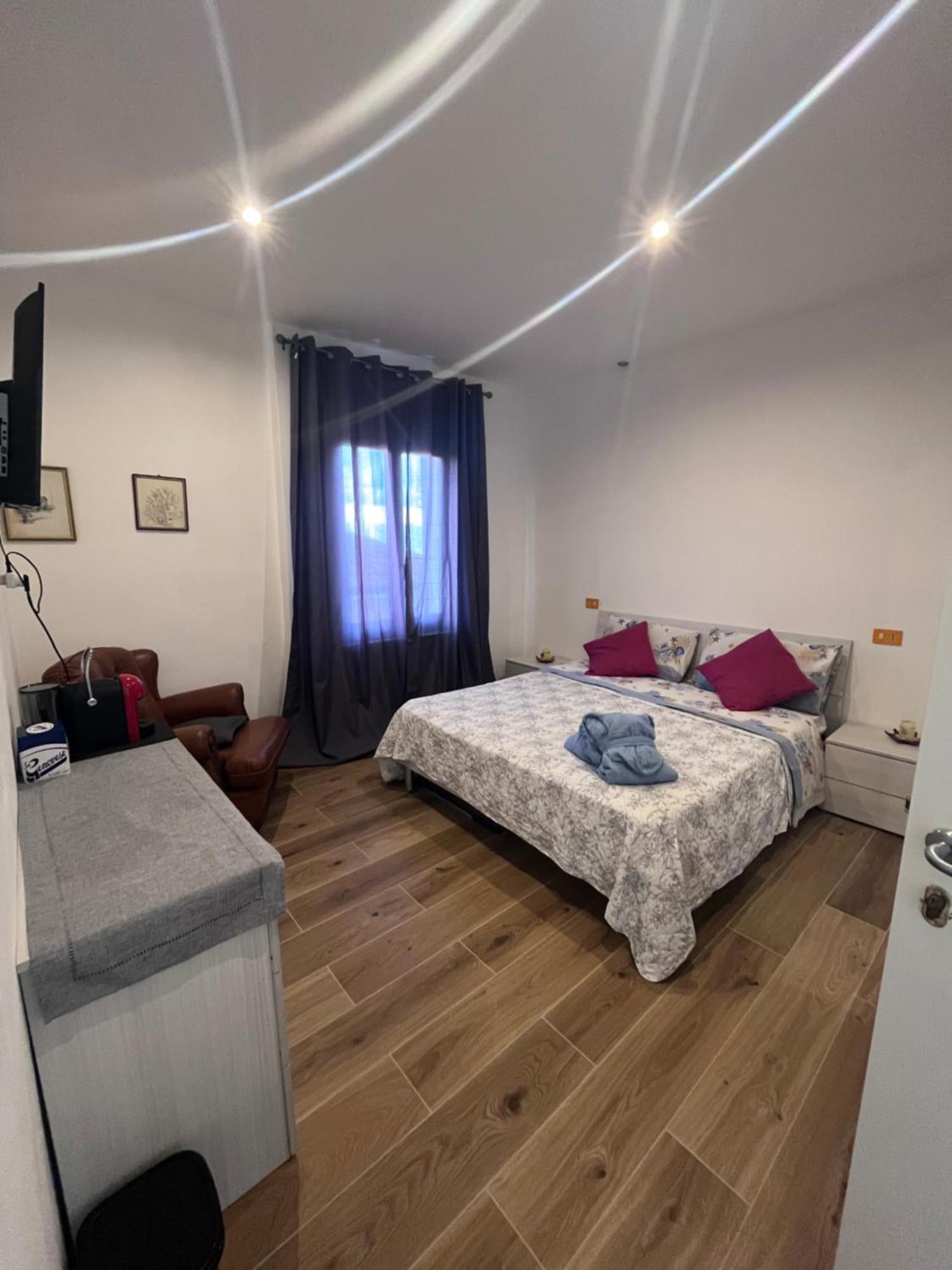 La Casa Del Giglio Hotel Albenga Buitenkant foto