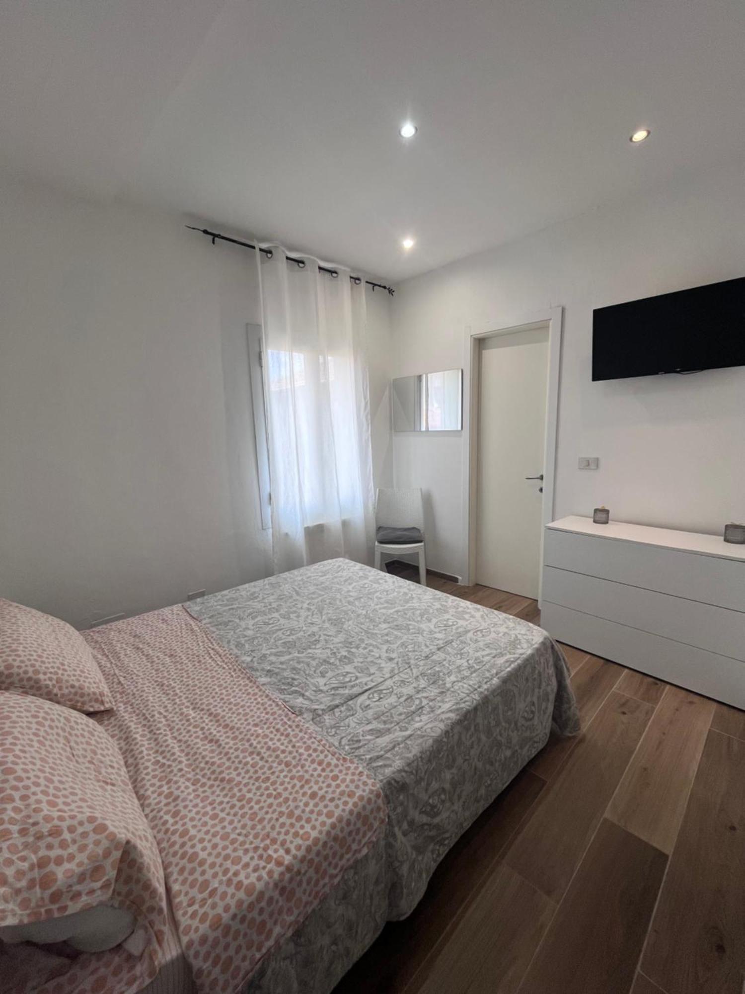 La Casa Del Giglio Hotel Albenga Buitenkant foto